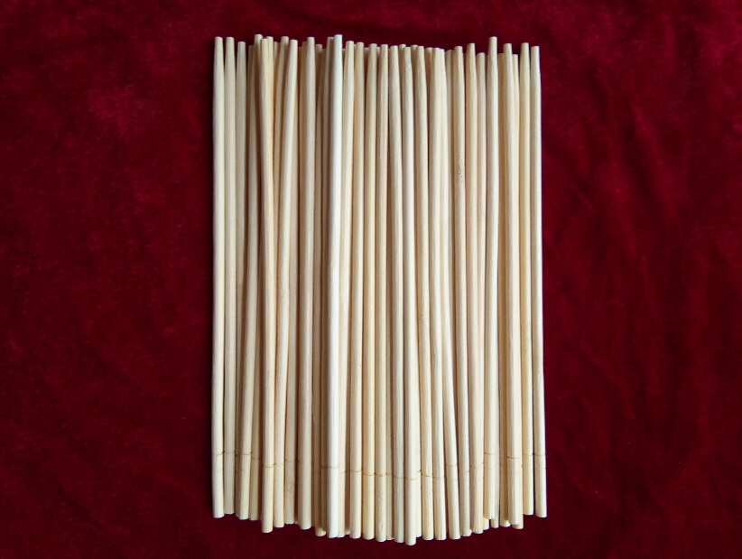 筷子是必备物品,筷子每天都用到,使用筷子不仅可以使自己的手指灵活